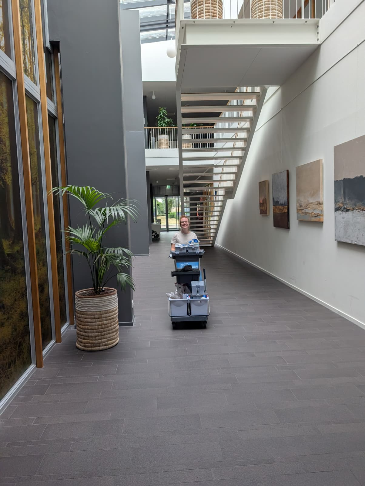 Frisse, lichte bedrijfshal met verzorgde vloer en planten